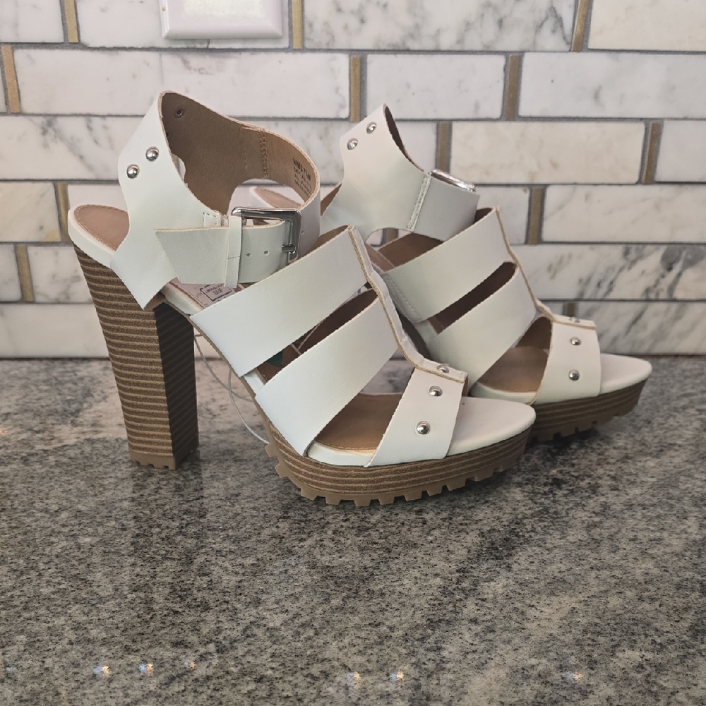 Report White Strappy Buckle Heels Size 7.5